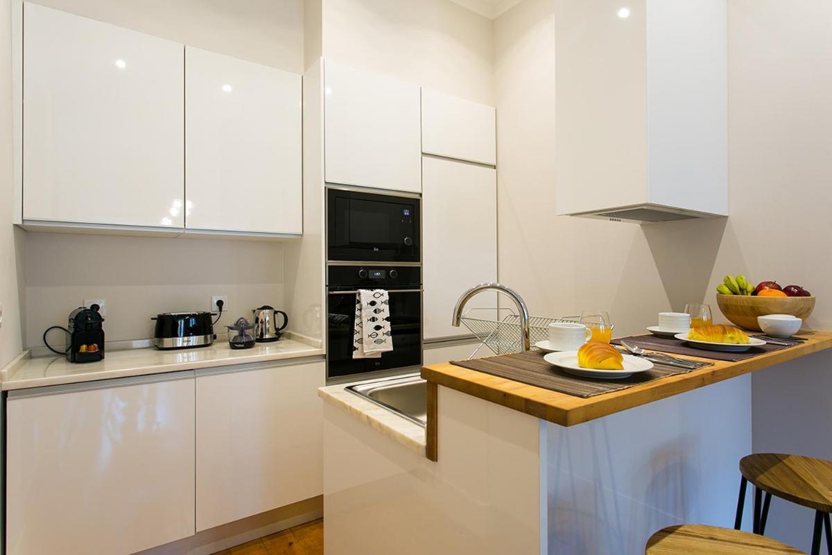 Lovelystay - Cozy 3Bdr Apartment In Estrela Lisbon Exterior photo